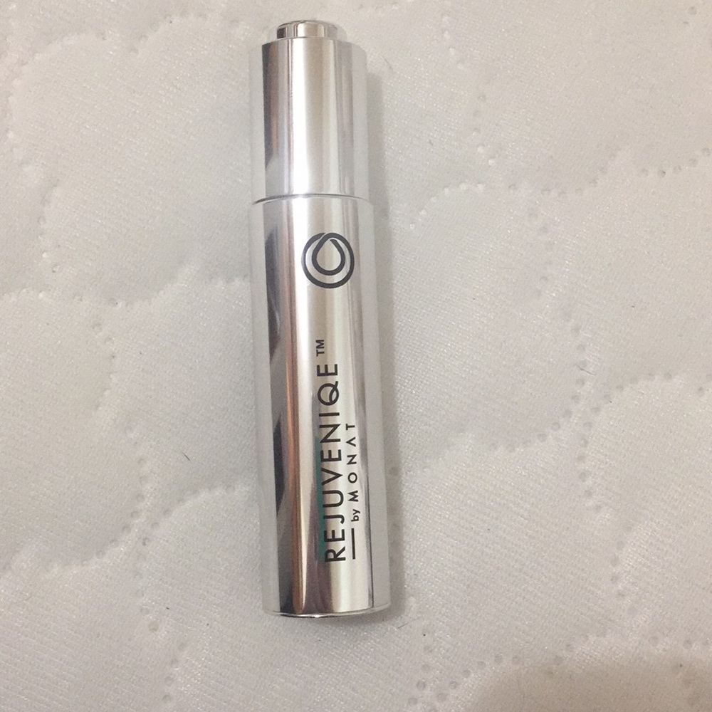 Anti-aging oil! Brand new Monat Rejuveniqe Oil!